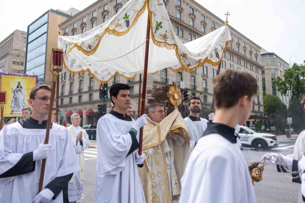 El padre Charles Trullols, director del Centro de Información Católica de Washington, eleva la Eucaristía en una custodia durante la cuarta procesión eucarística anual organizada por el centro en la capital estadounidense el 6 de junio de 2026. El evento formó parte de la Peregrinación Eucarística Nacional, que conmemora el 250.º aniversario de Estados Unidos bajo el lema “Una nación bajo Dios”. (Foto OSV News/Mihoko Owada, Catholic Standard)