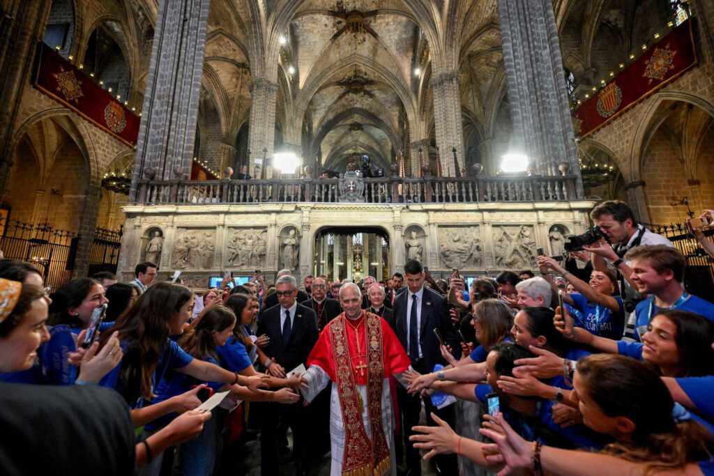 El Papa León XIV saluda a los fieles tras participar en la oración del mediodía en la Catedral de la Santa Cruz y Santa Eulalia, durante su viaje apostólico a Barcelona, España, el 9 de junio de 2026. (Foto OSV News/Simone Risoluti, Vatican Media)
