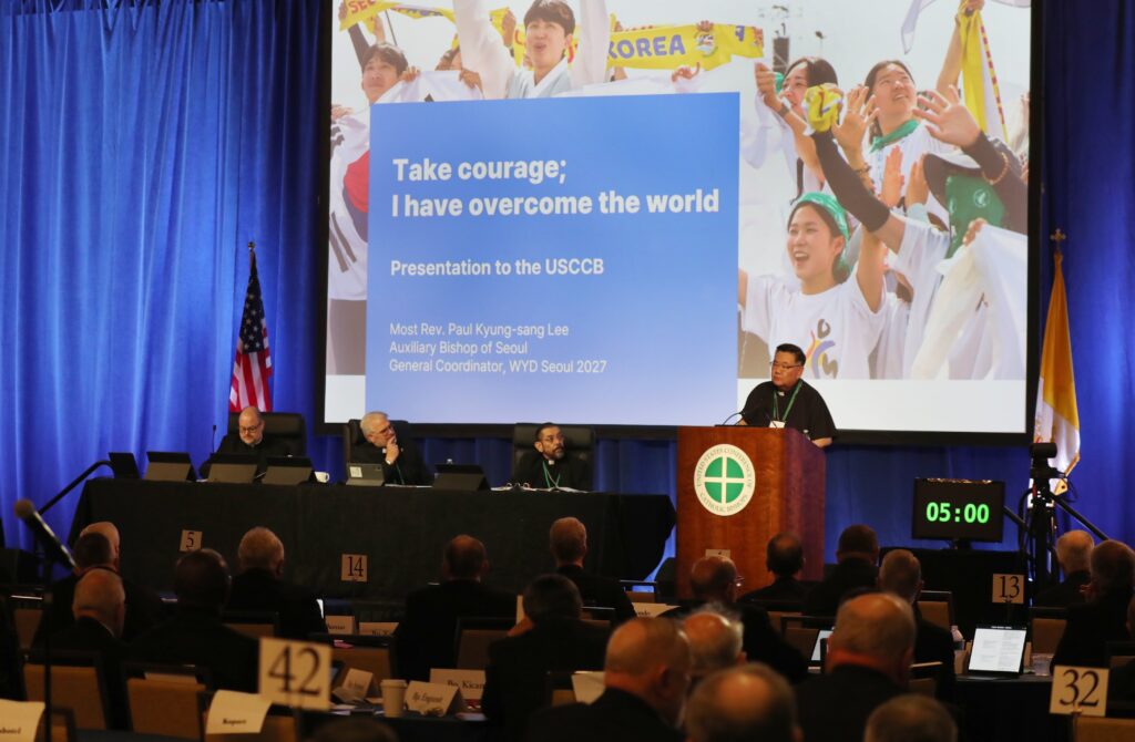 El obispo Daniel J. Felton, de Duluth, Minnesota, interviene durante una consulta episcopal sobre la causa de canonización de monseñor Joseph Francis Buh, en una sesión de la reunión anual de primavera de la Conferencia de Obispos Católicos de Estados Unidos celebrada el 10 de junio de 2026 en Orlando, Florida. Monseñor Buh fue un sacerdote misionero que sirvió en el noreste de Minnesota, y su causa fue abierta en 2023. (Foto OSV News/Bob Roller)