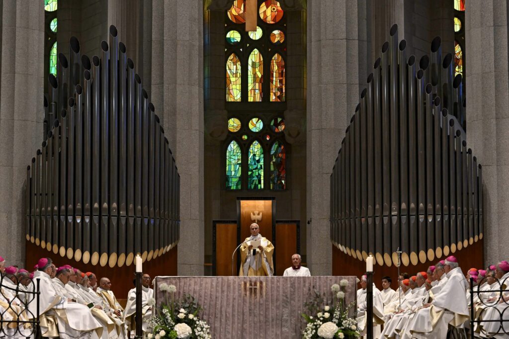 El papa León XIV celebra la Misa en la Basílica de la Sagrada Familia, en Barcelona, España, el 10 de junio de 2026, durante su viaje apostólico a España del 6 al 12 de junio. (OSV News/Simone Risoluti, Vatican News)