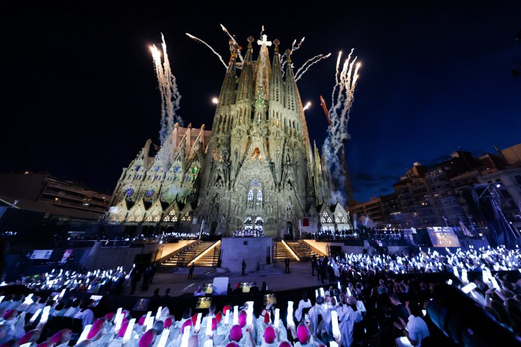 Fuegos artificiales iluminan el cielo durante la inauguración de la Torre de Jesucristo en la Basílica de la Sagrada Familia, en el marco del viaje apostólico del papa León XIV a Barcelona, España, el 10 de junio de 2026. (Foto OSV News/Nacho Doce, Reuters)