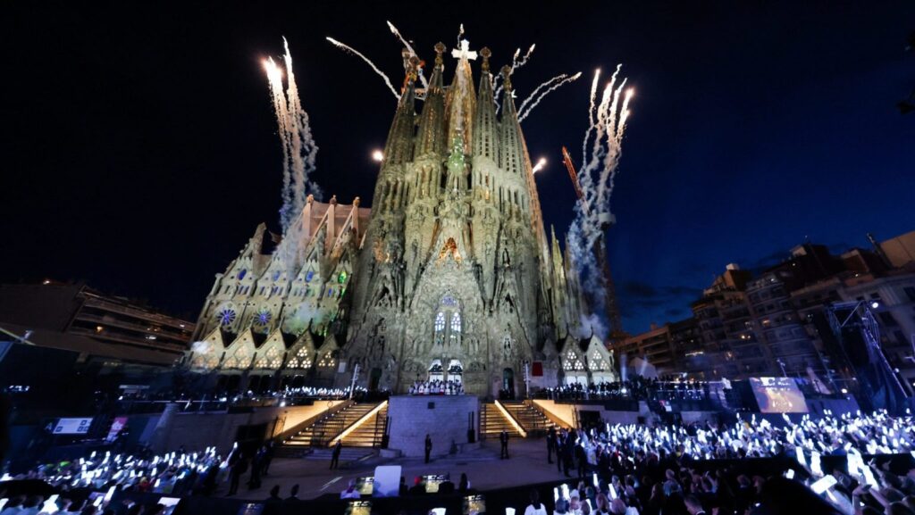 Fuegos artificiales acompañan la inauguración de la Torre de Jesucristo de la Basílica de la Sagrada Familia durante la visita apostólica del papa León XIV a Barcelona, España, el 10 de junio de 2026. (OSV News/Nacho Doce, Reuters)