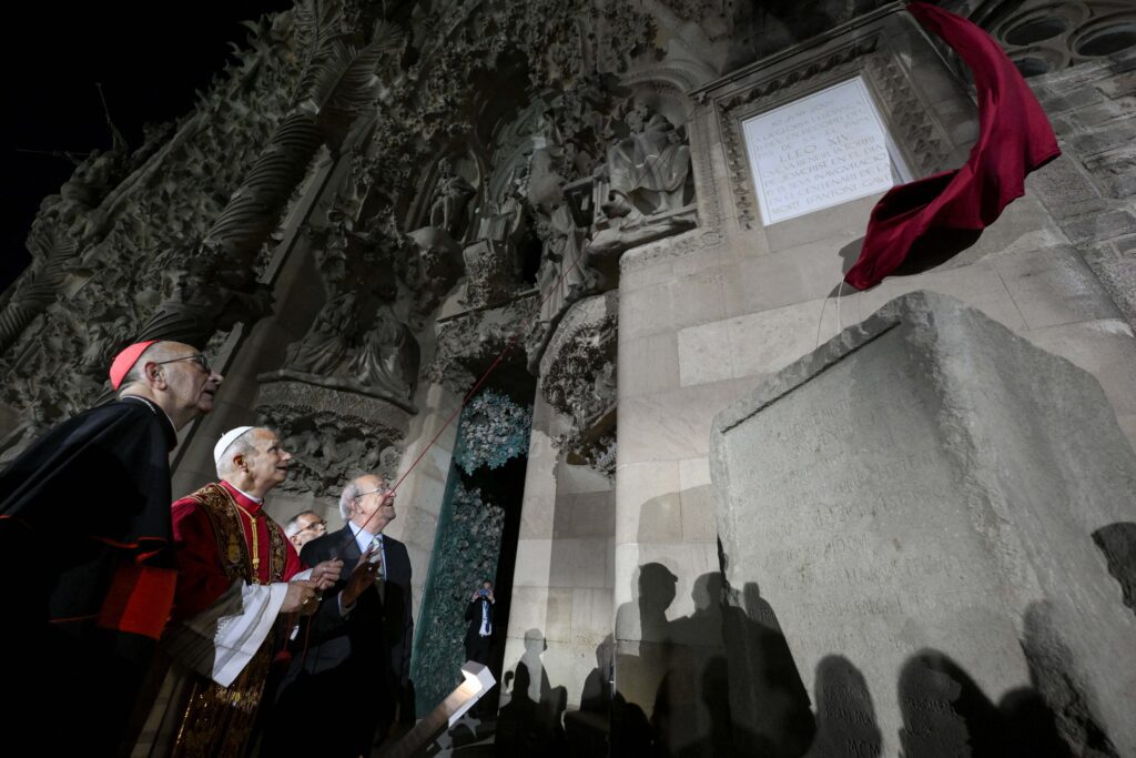El Papa León XIV descubre una placa conmemorativa durante la bendición e inauguración de la Torre de Jesucristo en la Basílica de la Sagrada Familia de Barcelona, España, el 10 de junio de 2026. (Foto OSV News/Simone Risoluti, Vatican News)