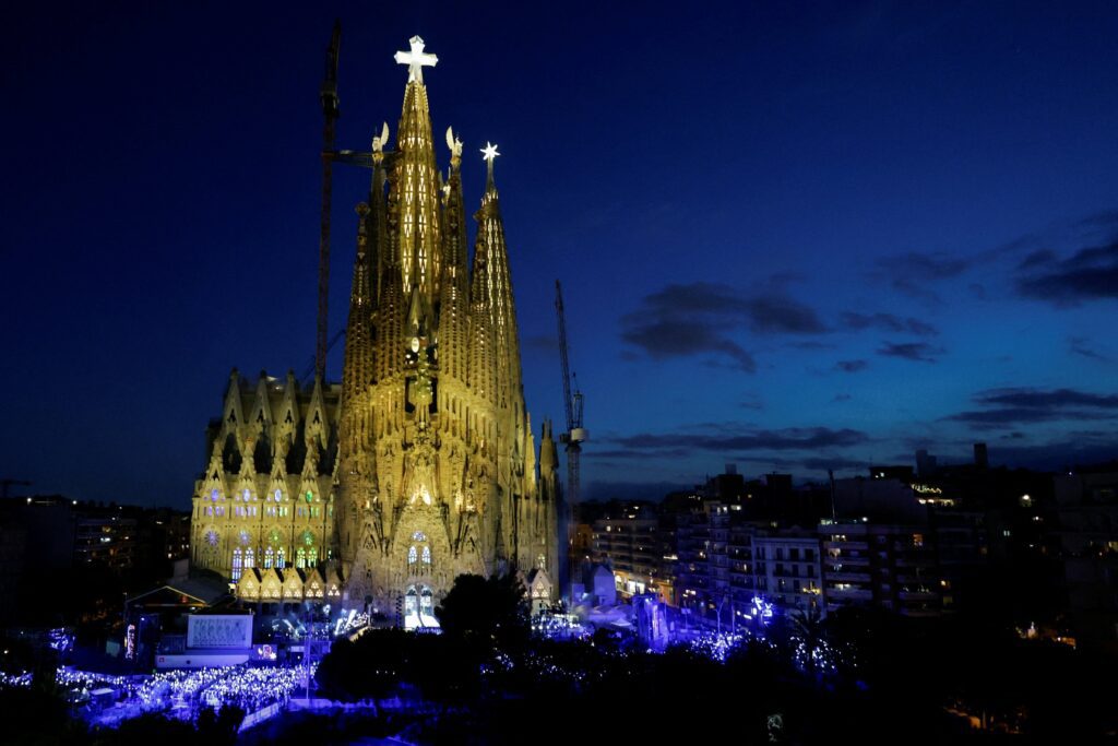 Vista de la Basílica de la Sagrada Familia con la Torre de Jesucristo, el día de su inauguración, durante el viaje apostólico del Papa León XIV a Barcelona, España, el 10 de junio de 2026. (Foto OSV News/Michele Spatari, Reuters)