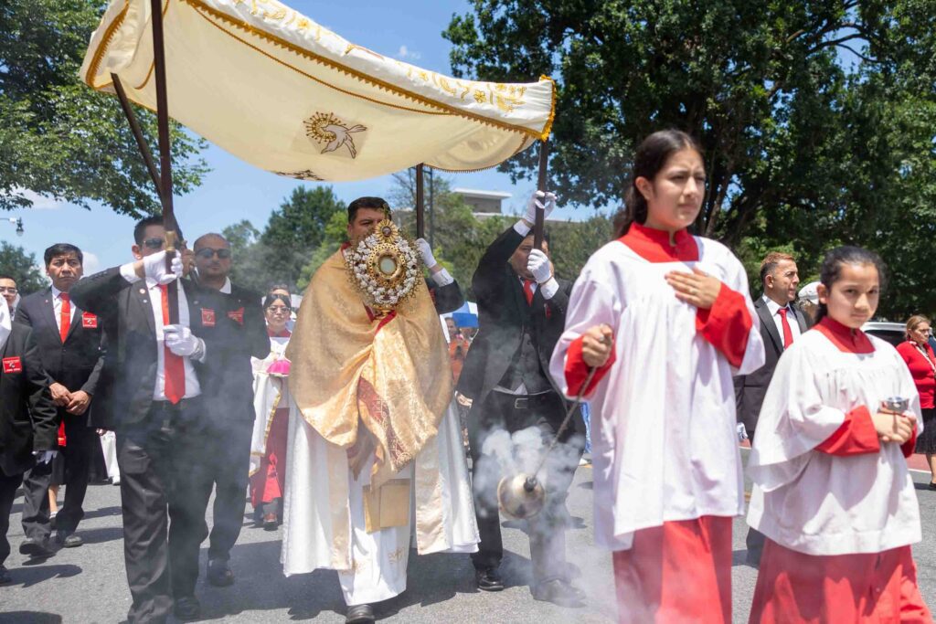 El obispo Evelio Menjívar-Ayala lleva la Eucaristía durante una procesión de Corpus Christi desde el Santuario del Sagrado Corazón hasta la Catedral de San Mateo Apóstol, el 7 de junio de 2026, en Washington. Menjívar se desempeñó como obispo auxiliar de Washington hasta que el papa León XIV lo nombró, el 1 de mayo, nuevo obispo de Wheeling-Charleston, en Virginia Occidental. (Foto OSV News/Mihoko Owada, Catholic Standard).
