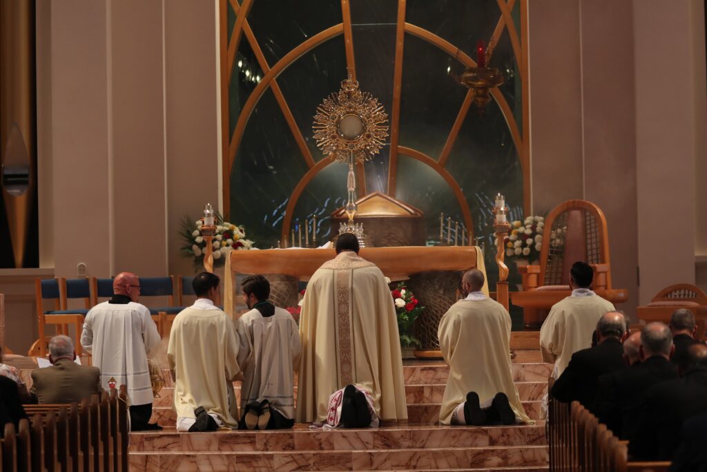 El obispo Manuel de Jesús Rodríguez, de Palm Springs, Florida, ora ante la Eucaristía durante una hora santa previa a la consagración de Estados Unidos al Sagrado Corazón de Jesús, realizada por los obispos católicos del país en la Basílica de María Reina del Universo, en Orlando, Florida, el 11 de junio de 2026, durante su asamblea plenaria de primavera. (Foto OSV News/Bob Roller)