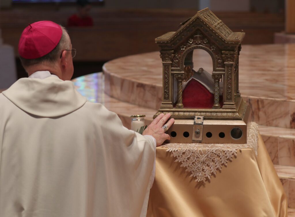 Un prelado venera un relicario que contiene las reliquias de Santa Margarita María de Alacoque antes de que los obispos católicos de Estados Unidos consagren el país al Sagrado Corazón de Jesús en la Basílica de María Reina del Universo, en Orlando (Florida), el 11 de junio de 2026, durante su asamblea plenaria de primavera. (Foto de OSV News/Bob Roller)