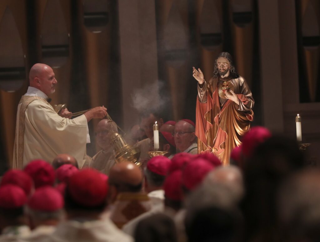Los obispos católicos de Estados Unidos consagran el país al Sagrado Corazón en la Basílica de María Reina del Universo, en Orlando, Florida, el 11 de junio de 2026, durante su asamblea plenaria de primavera. (Foto OSV News/Bob Roller)