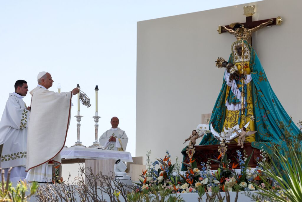 El Papa León XIV celebra la Misa en el puerto de Santa Cruz de Tenerife, Islas Canarias, España, el 12 de junio de 2026, día en que se reunió con migrantes y organizaciones humanitarias, en el marco de su viaje apostólico de siete días a España. (Foto OSV News/Yara Nardi, Reuters).