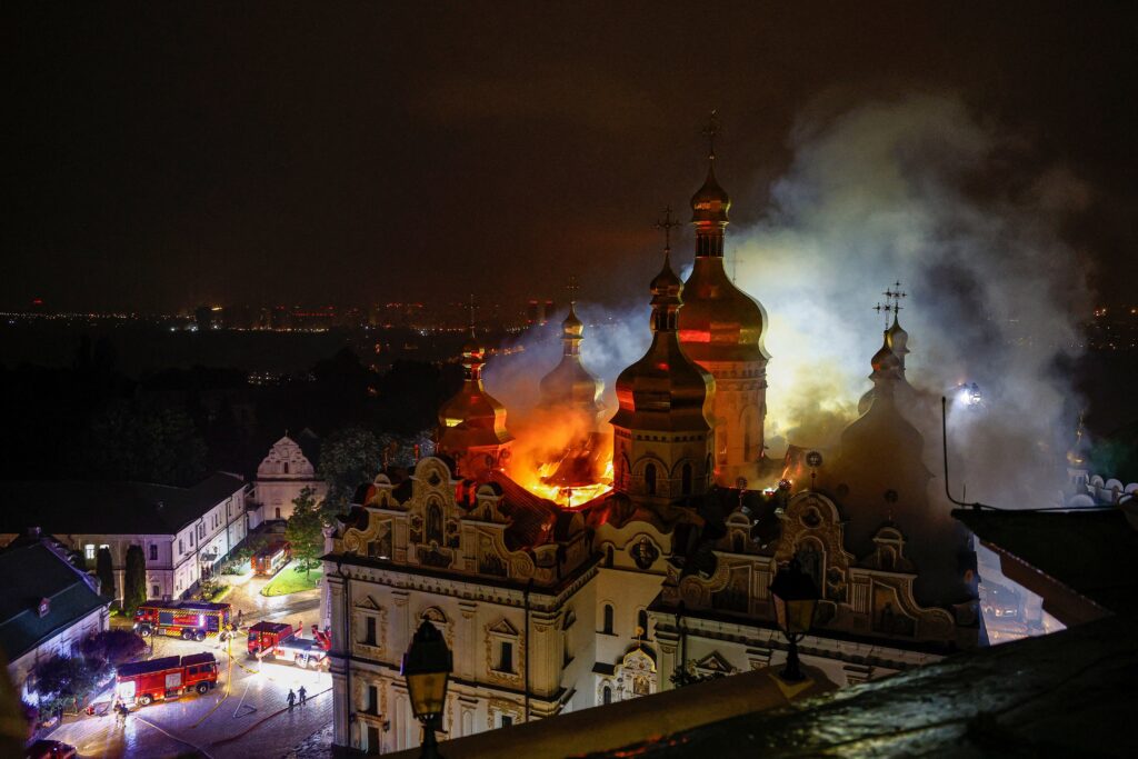 Los bomberos trabajan para extinguir un incendio en la Catedral Ortodoxa de la Dormición de la Lavra de las Cuevas de Kiev, en Kiev, Ucrania, el 15 de junio de 2026, después de que fuera alcanzada durante ataques rusos con misiles y drones, en el marco de la ofensiva de Rusia contra Ucrania. (Foto OSV News/Valentyn Ogirenko, Reuters)