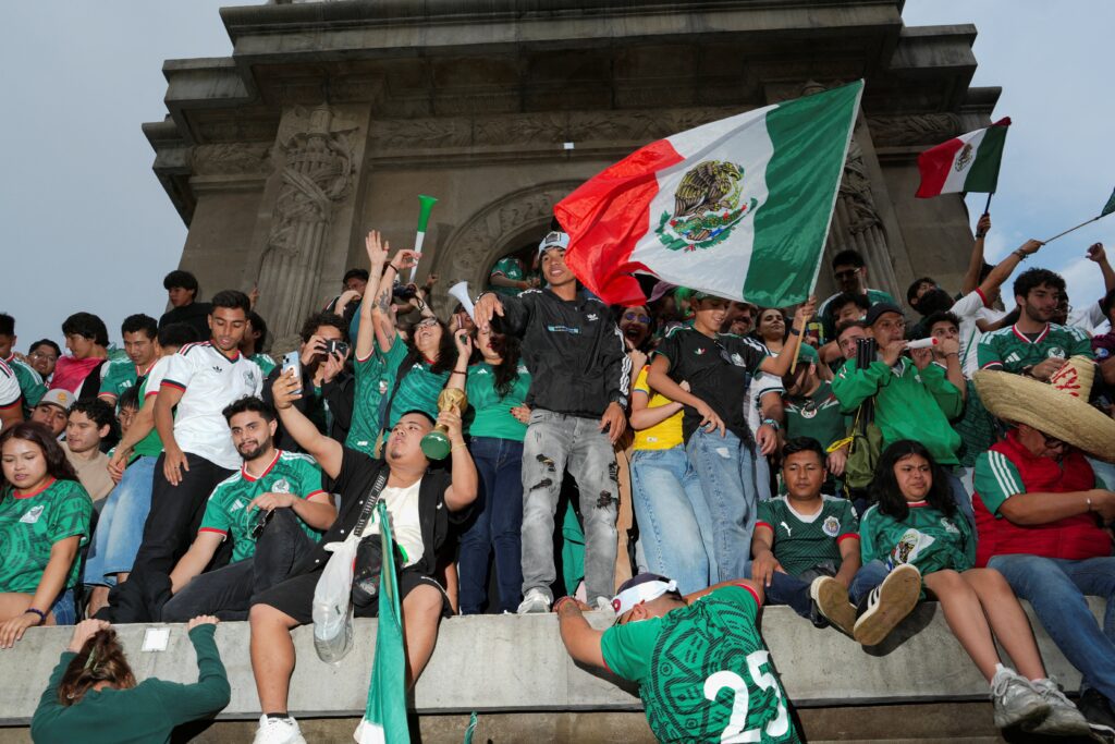 Personas celebran la victoria de México por 2-0 sobre Sudáfrica tras el partido del Grupo A de la Copa Mundial de la FIFA, disputado en Ciudad de México el 11 de junio de 2026. (Foto OSV News/Carlos Perez Gallardo, Reuters).