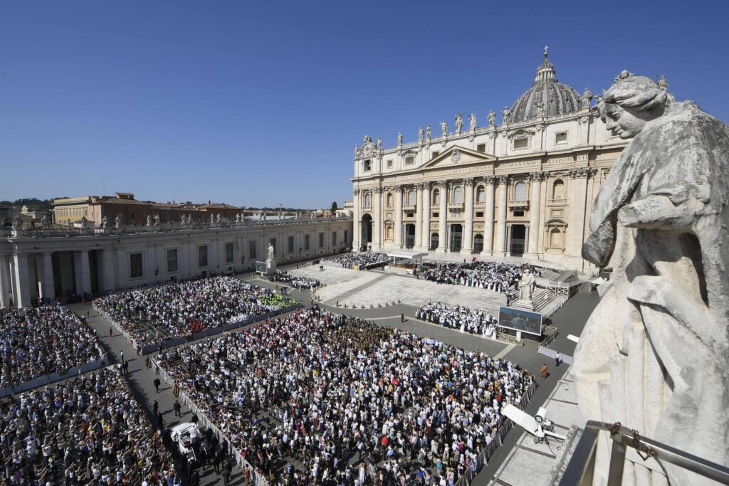 El Papa León XIV saluda a los fieles desde el papamóvil mientras recorre la Plaza de San Pedro, en el Vaticano, antes de su audiencia general semanal del 17 de junio de 2026. (Foto CNS/Vatican Media)