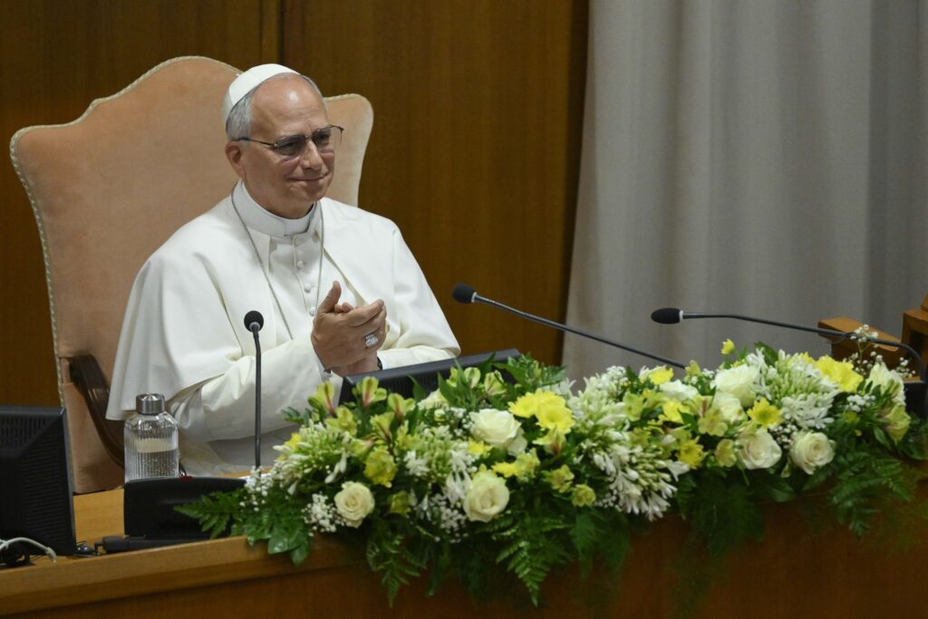 El Papa León XIV aplaude durante la presentación de "Magnifica Humanitas" --la primera encíclica de su pontificado, centrada en el auge de la inteligencia artificial-- en el Aula del Sínodo del Vaticano, el 25 de mayo de 2026. (Foto OSV News/Simone Risoluti, Vatican Media)