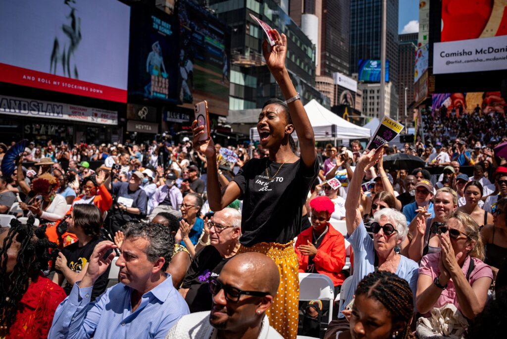Personas celebran durante el concierto Broadway Celebrates Juneteenth en Times Square, en la ciudad de Nueva York, el 19 de junio de 2025. Juneteenth conmemora el fin de la esclavitud en Texas, ocurrido dos años después de la Proclamación de Emancipación de 1863, que declaró libres a las personas afroamericanas esclavizadas en los estados confederados. El 19 de junio de 1865, tropas de la Unión llegaron a Galveston, Texas, para anunciar oficialmente que todas las personas que permanecían esclavizadas habían sido liberadas. La festividad federal de Juneteenth, establecida en 2021, se celebra cada 19 de junio. (Foto OSV News/Angelina Katsanis, Reuters)