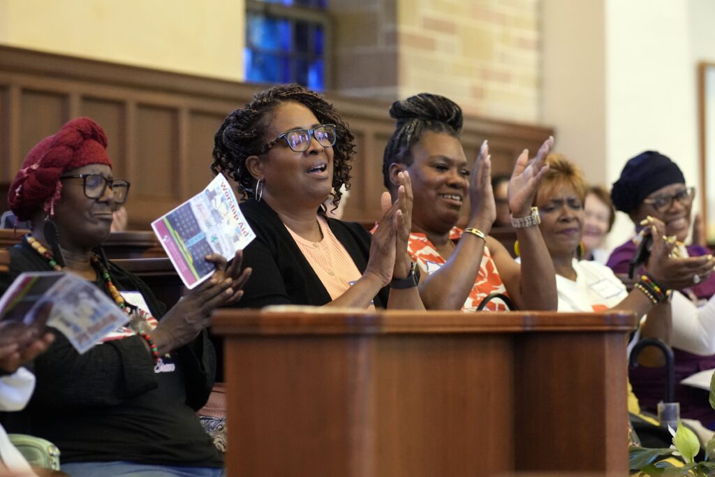 Participantes aplauden durante un servicio de oración celebrado en la casa madre de las Hermanas de Santo Domingo de Amityville, Nueva York, el 19 de junio de 2025. Las religiosas dominicas organizaron el encuentro para conmemorar Juneteenth, el 19 de junio, y el Día Mundial de los Refugiados, el 20 de junio. Juneteenth recuerda el fin de la esclavitud en Texas, ocurrido dos años después de la Proclamación de Emancipación de 1863, que declaró libres a las personas afroamericanas esclavizadas en los estados confederados. El 19 de junio de 1865, tropas de la Unión llegaron a Galveston, Texas, para anunciar oficialmente que todas las personas que permanecían esclavizadas habían sido liberadas. (Foto OSV News/Gregory A. Shemitz)