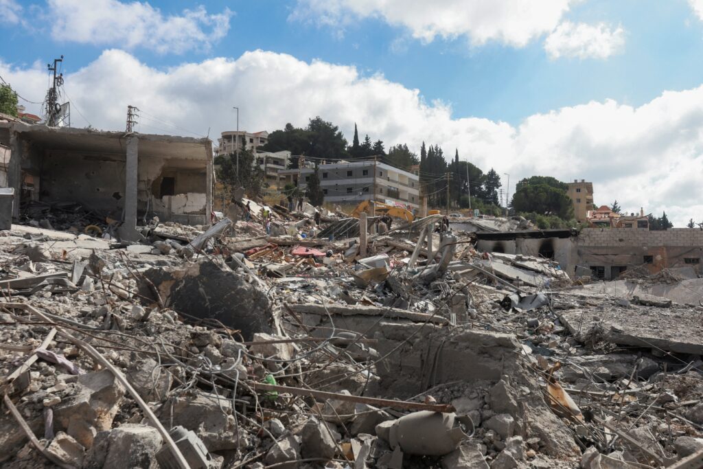 Escombros de edificios destruidos mientras los residentes regresan a sus hogares tras el acuerdo de paz entre Estados Unidos e Irán, en Bir Al-Salasil, distrito de Tiro, sur del Líbano, el 15 de junio de 2026. El presidente Donald Trump y el presidente iraní Masoud Pezeshkian firmaron, los días 17 y 18 de junio respectivamente, un memorando de entendimiento entre Estados Unidos e Irán para poner fin a la guerra entre ambos países. (Foto OSV News/Aziz Taher, Reuters).