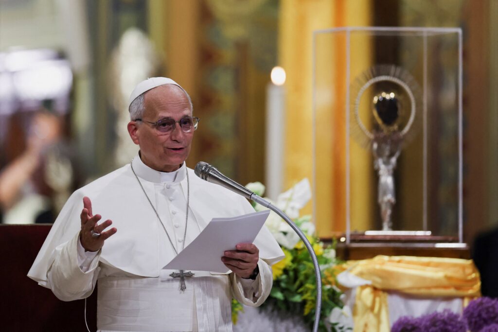 El Papa León XIV participa en la adoración eucarística en Sant’Angelo Lodigiano, lugar de nacimiento de Santa Francisca Javier Cabrini, a quien el Vaticano declaró patrona de los inmigrantes en 1950 por su labor pastoral con migrantes en Estados Unidos, en Italia, el 20 de junio de 2026. (Foto de OSV News/Vincenzo Livieri, Reuters)