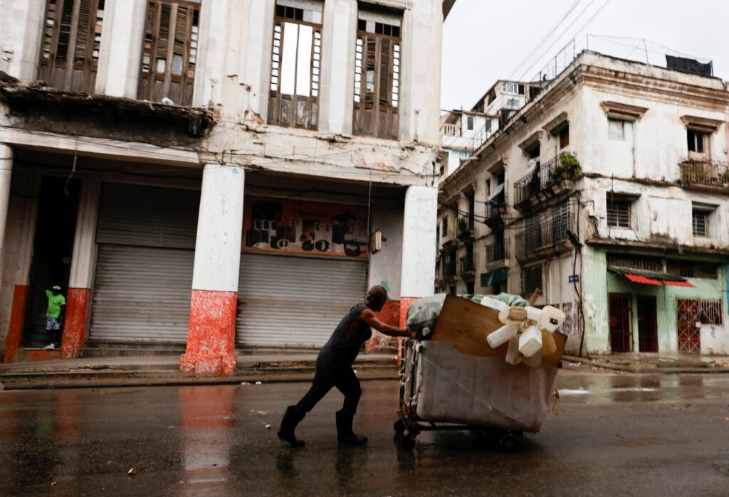 Un hombre empuja un carro cargado con envases de plástico recolectados en La Habana el 8 de junio de 2026. El gobierno cubano anunció el 18 de junio amplias medidas económicas que podrían representar el giro más significativo hacia una economía de mercado desde la revolución de 1959. (Foto OSV News/Norlys Pérez, Reuters)