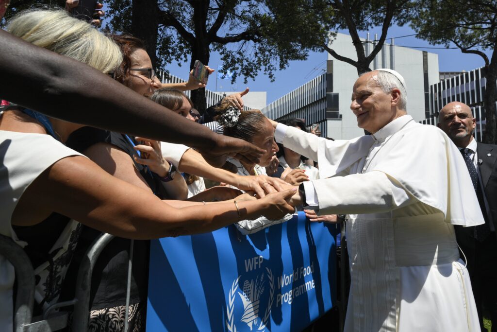 El Papa León XIV saluda a empleados del Programa Mundial de Alimentos de las Naciones Unidas frente a su sede en Roma el 22 de junio de 2026. (Foto: OSV News/Simone Risoluti, Vatican Media)