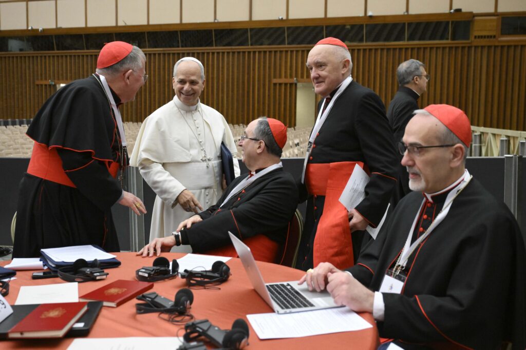El Papa León XIV comparte un momento distendido con varios cardenales el 8 de enero de 2026, durante un consistorio celebrado en el Vaticano los días 7 y 8 de enero. En primer plano aparece el cardenal Pierbattista Pizzaballa, patriarca latino de Jerusalén. (Foto OSV News/Simone Risoluti, Vatican Media).