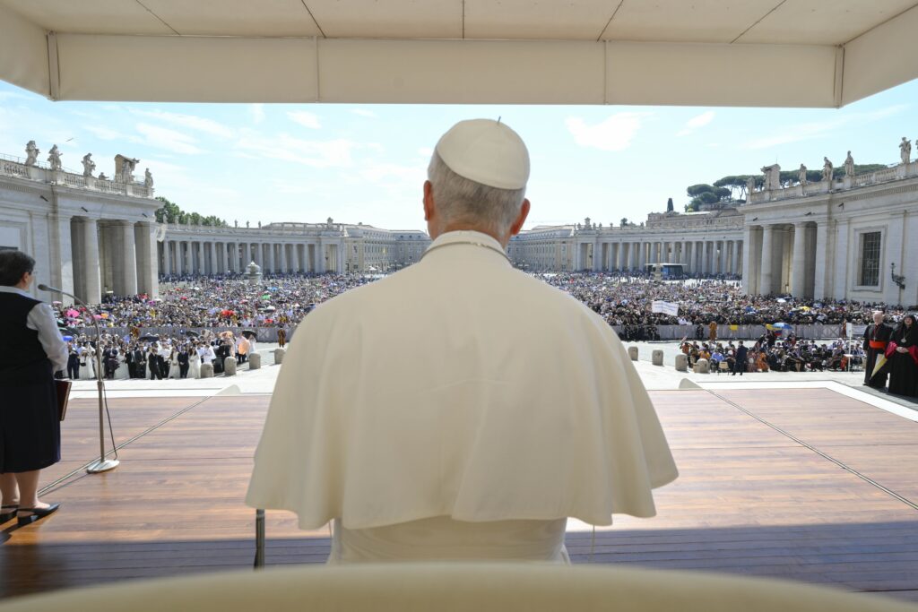 El Papa León XIV saluda a los visitantes en la Plaza de San Pedro del Vaticano antes de su audiencia general semanal el 24 de junio de 2026. (Foto CNS/Vatican Media)