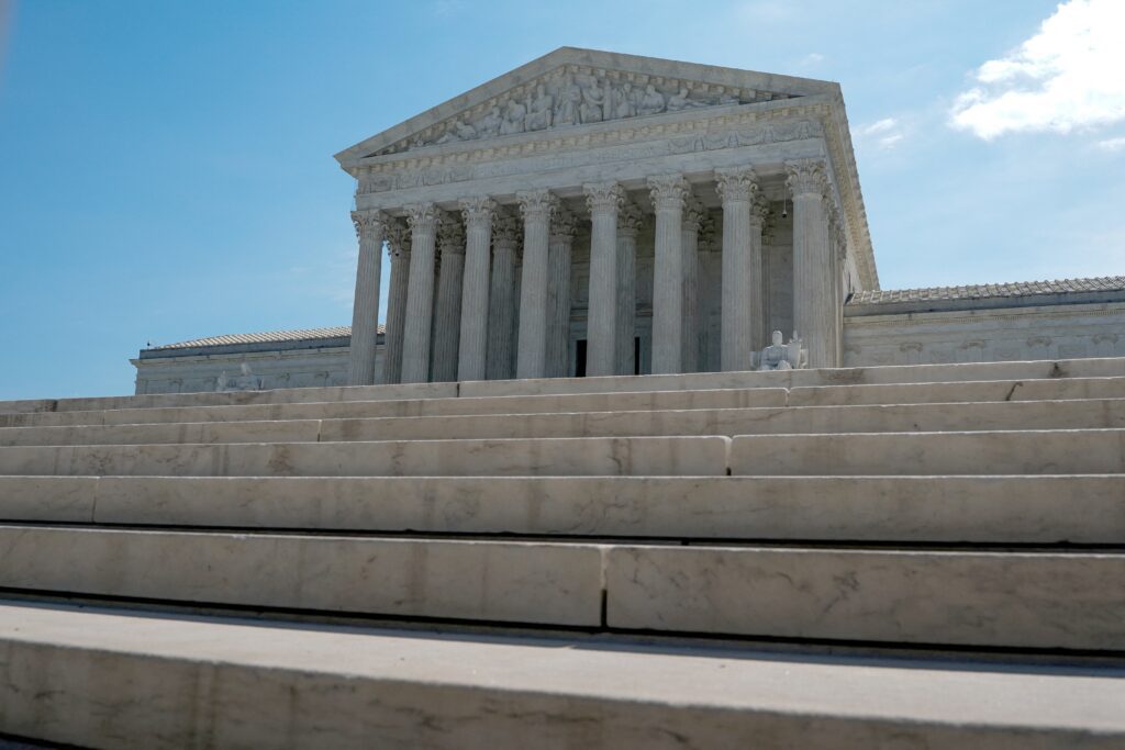 La Corte Suprema de Estados Unidos aparece en Washington el 25 de junio de 2026, día en que el tribunal determinó que la administración Trump puede poner fin a un programa que protege temporalmente de la deportación a inmigrantes haitianos y sirios elegibles que viven en el país. En una segunda decisión emitida ese mismo día, la Corte también dictaminó que el gobierno de Estados Unidos puede restringir el procesamiento de solicitudes de asilo en la frontera. (Foto OSV News/Elizabeth Frantz, Reuters)