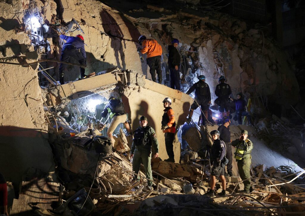 Equipos de emergencia trabajan en el lugar donde colapsó un edificio en Caracas, Venezuela, el 24 de junio de 2026, tras los terremotos de magnitud 7,2 y 7,5 que sacudieron el país. Más de 150 personas han fallecido y cientos han resultado heridas, declaró el 25 de junio la presidenta interina Delcy Rodríguez, quien añadió que los equipos de rescate se dirigían con urgencia a las zonas más afectadas para liberar a las personas atrapadas bajo los escombros. (Foto OSV News/Gaby Oraa, Reuters)