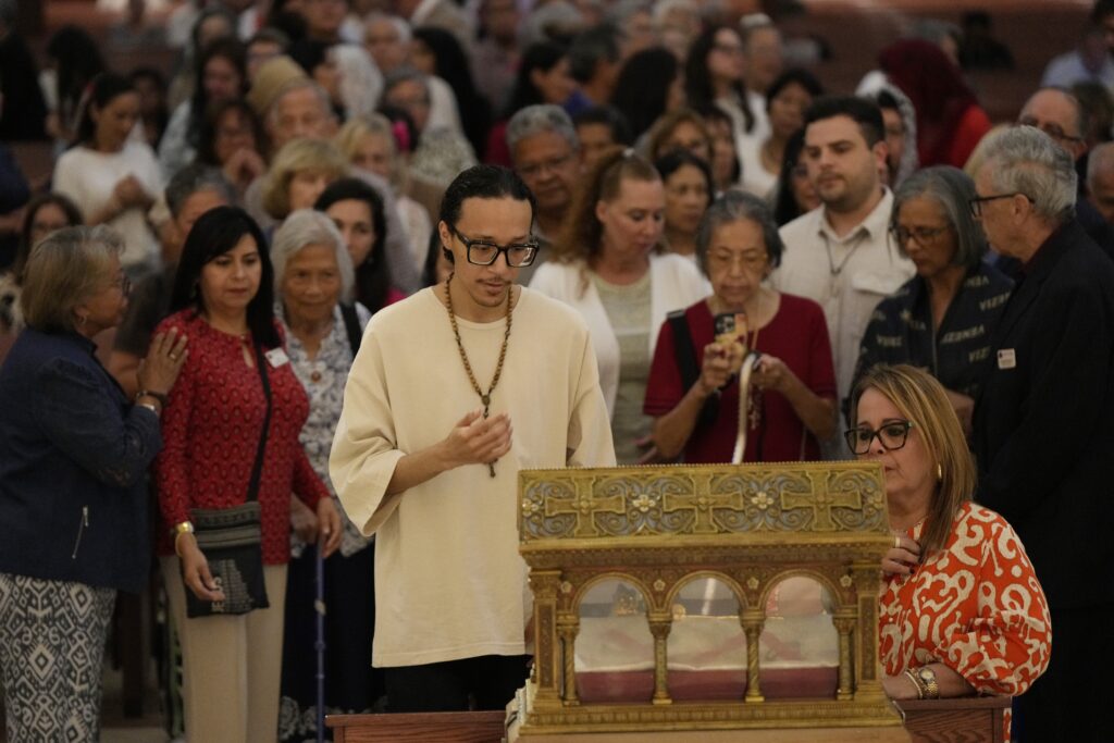 Fieles veneran las principales reliquias de santa Margarita María Alacoque en la Catedral de Santiago, en Orlando, Florida, el 12 de junio de 2026. Los Caballeros de Colón llevaron las reliquias de la religiosa y mística francesa de la Orden de la Visitación a Estados Unidos como parte de una gira por varias ciudades. La santa tuvo visiones en las que Jesús le reveló su Sagrado Corazón. (Foto: OSV News/Paul Haring, Caballeros de Colón)