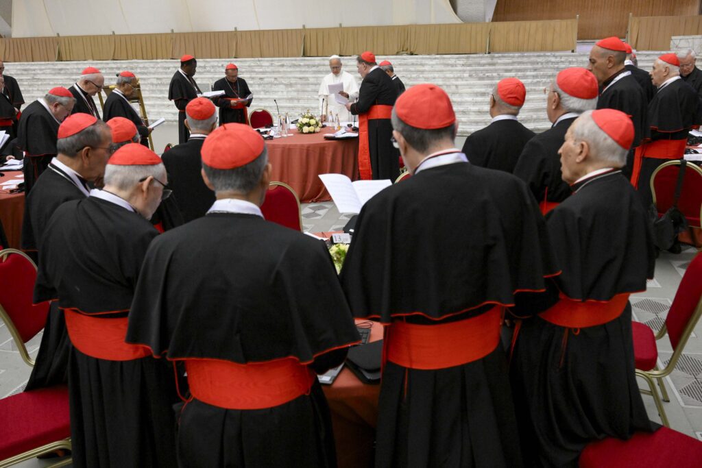 El Papa León XIV interviene el 26 de junio de 2026 en la apertura de un consistorio extraordinario de cardenales, celebrado del 26 al 27 de junio en el Aula Pablo VI, en el Vaticano. (Foto de OSV News/Simone Risoluti, Vatican Media)