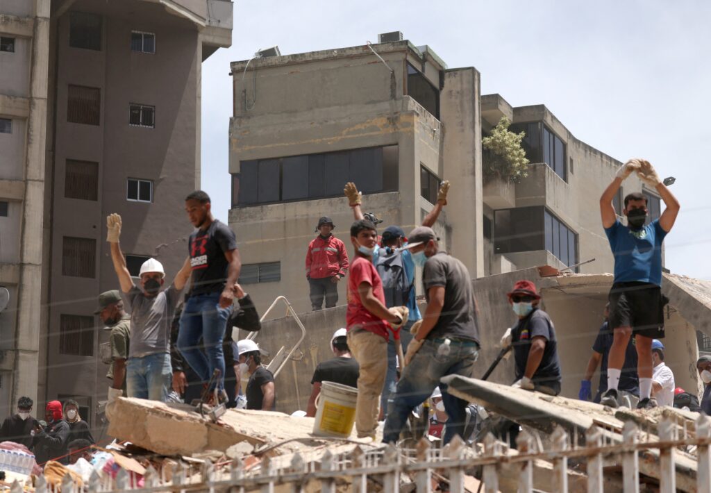 Personas buscan víctimas entre los escombros de un edificio colapsado en Caracas, Venezuela, el 25 de junio de 2026, tras los terremotos de magnitud 7,2 y 7,5 del 24 de junio. El balance de muertos subió al menos a 1.450 y hay miles de heridos, según autoridades. Equipos de rescate internacionales llegaron para ayudar. (OSV News/Reuters)