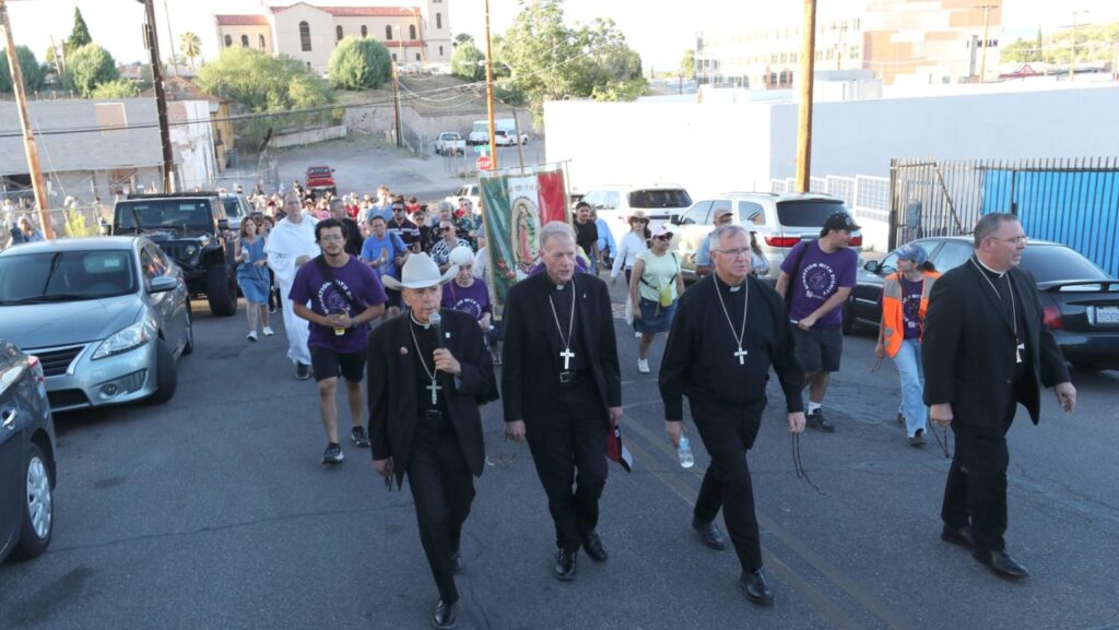 El obispo Mark J. Seitz, de El Paso (Texas); el arzobispo John C. Wester, de Santa Fe (Nuevo México); el obispo de Phoenix, John P. Dolan; y el obispo James A. Misko, de Tucson (Arizona), encabezan una procesión tras la “Border Mass 250” (Misa Fronteriza 250), un encuentro binacional de fe, solidaridad y reconocimiento a las contribuciones de los migrantes, en la iglesia del Sagrado Corazón de Nogales (Arizona), el 26 de junio de 2026.
