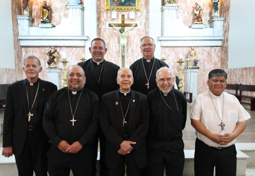 Obispos de Estados Unidos y México posan para una foto tras un servicio de oración en la histórica Purísima Concepción (Iglesia de la Inmaculada Concepción), en Nogales, Sonora, México, el 26 de junio de 2026, luego de la “Border Mass 250”, un encuentro binacional de fe y solidaridad celebrado en la iglesia del Sagrado Corazón en Nogales, Arizona. En la primera fila aparecen el arzobispo John C. Wester (Santa Fe), el obispo José Luis Cerra (Nogales, Sonora), el obispo Mark J. Seitz (El Paso), el obispo emérito Gerald F. Kicanas (Tucson) y el obispo Enrique Sánchez Martínez (Mexicali). En la fila de atrás están los obispos James A. Misko (Tucson) y John P. Dolan (Phoenix). (Foto de OSV News/Bob Roller)