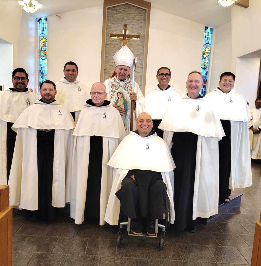 Los frailes posan junto al cardenal Roger Mahony, quien presidió la misa conmemorativa. (Foto de cortesía)