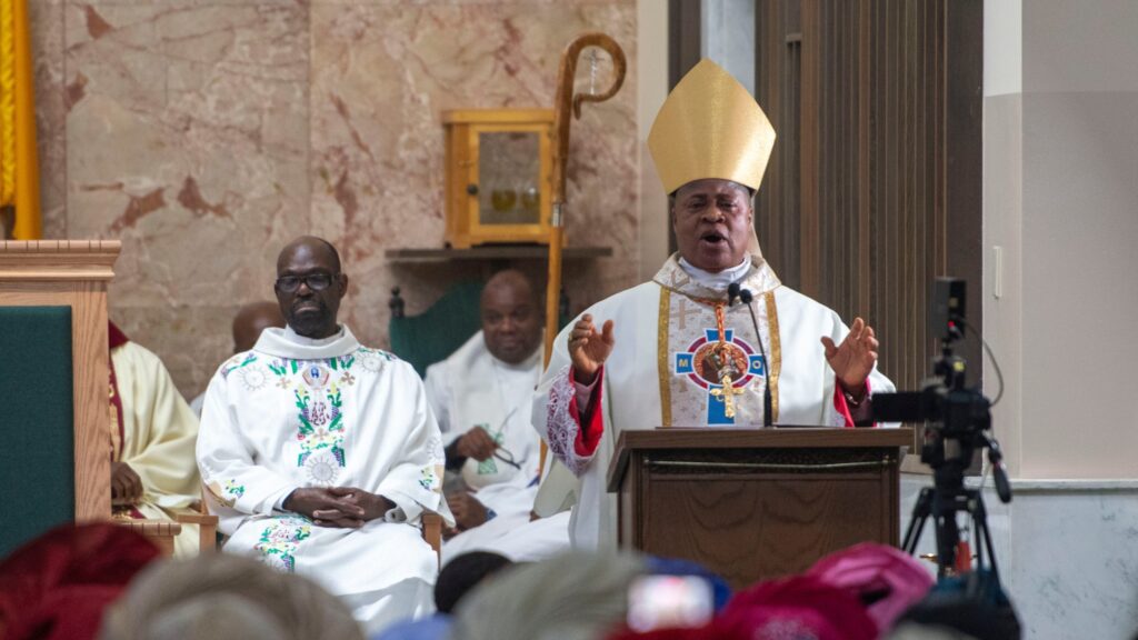El cardenal Peter Ebere Okpaleke, de Ekwulobia, Nigeria, predica durante una misa especial celebrada el 31 de mayo en la parroquia St. Eugene, en el sur de Los Ángeles. El cardenal visitó Los Ángeles como parte de una gira para encontrarse con católicos nigerianos que viven en Estados Unidos. (Michael Goulding)