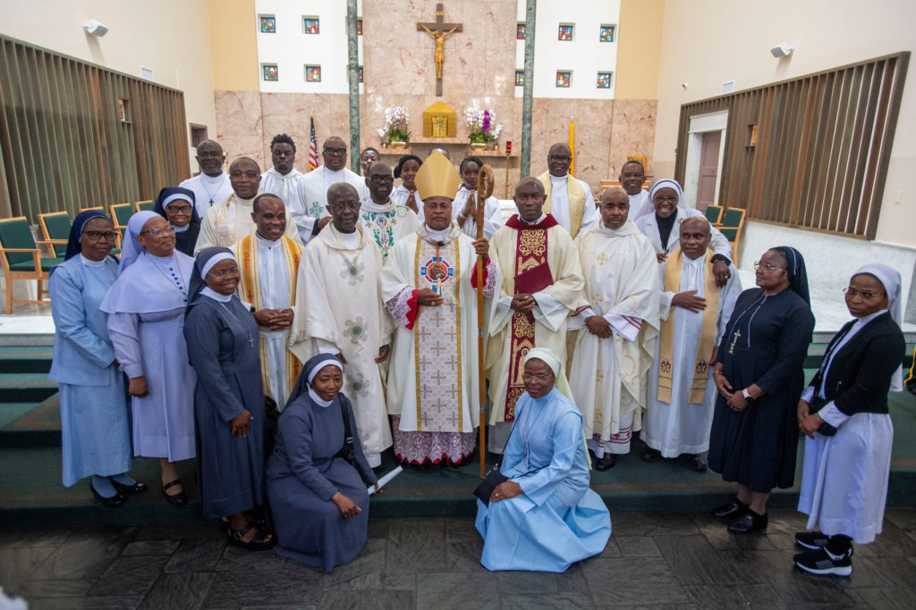 El cardenal Peter Ebere Okpaleke, de Ekwulobia, Nigeria, posa junto a sacerdotes y religiosas después de una misa especial celebrada el 31 de mayo de 2026 en la parroquia St. Eugene, en el sur de Los Ángeles. (Michael Goulding)