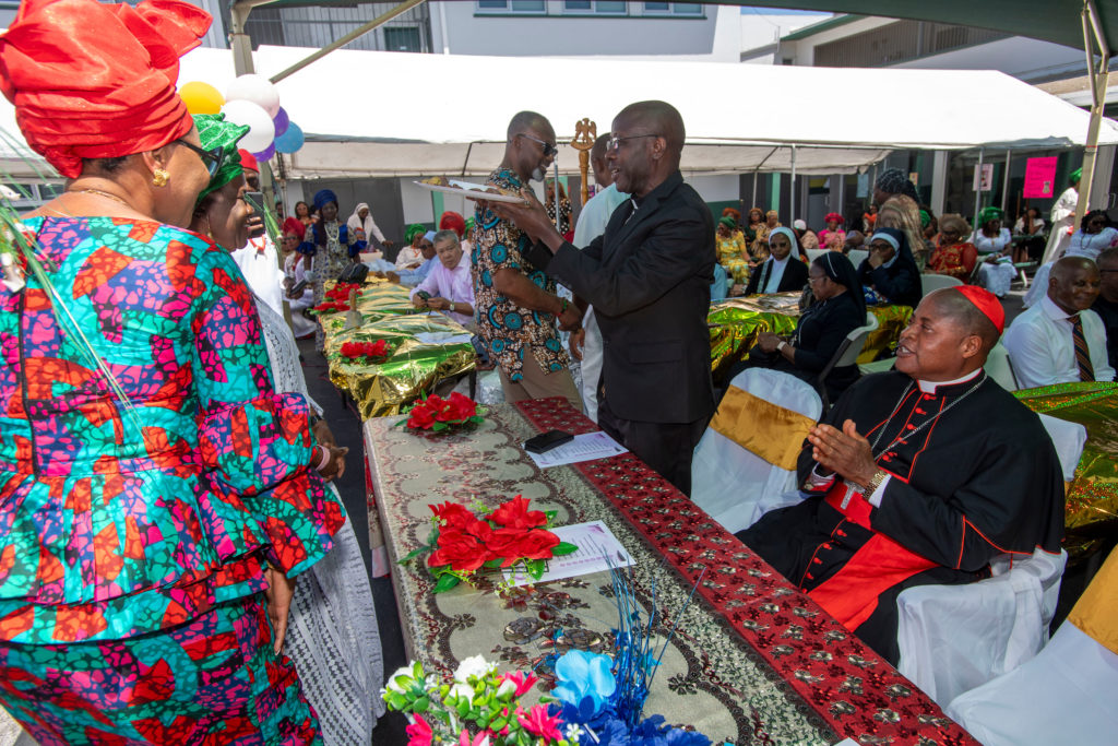 El cardenal Peter Ebere Okpaleke, de Ekwulobia, Nigeria, participa en una recepción realizada en el estacionamiento de la parroquia St. Eugene, en el sur de Los Ángeles, después de una misa especial celebrada el 31 de mayo de 2026. (Michael Goulding)