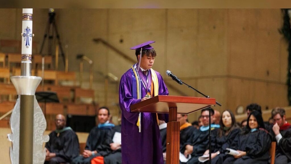 Franco Blancaflor pronuncia su discurso como mejor alumno de la promoción durante la ceremonia de graduación de Cathedral High School, celebrada el 22 de mayo. (Foto de cortesía)