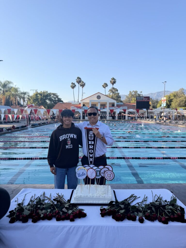 Franco Blancaflor junto a su padre, Bennett, en el Rose Bowl Aquatics Center, adonde solía trasladarse desde su hogar en el Valle de San Fernando durante las primeras horas de la mañana antes de asistir a clases en Cathedral High School. (Foto de cortesía)