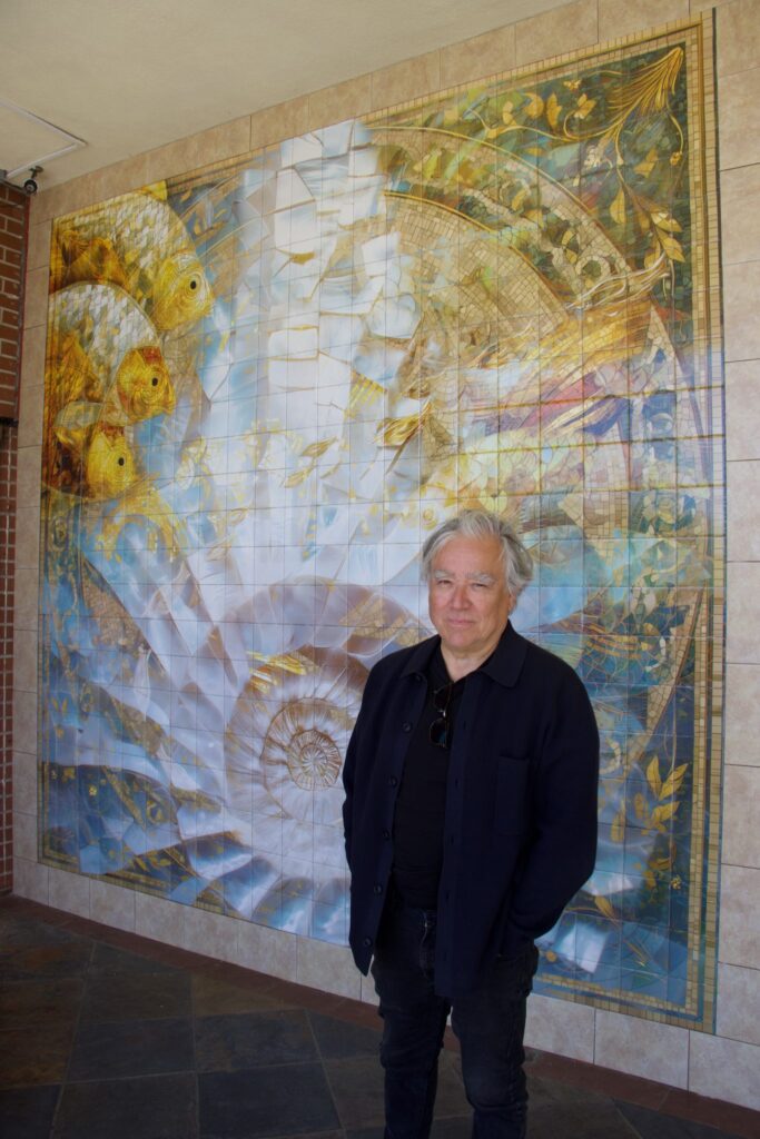José García Moreno posa frente al nuevo mural de azulejos inspirado en la tradición portuguesa que creó para la iglesia de la Sagrada Familia en Artesia. (Kimmy Chacon)