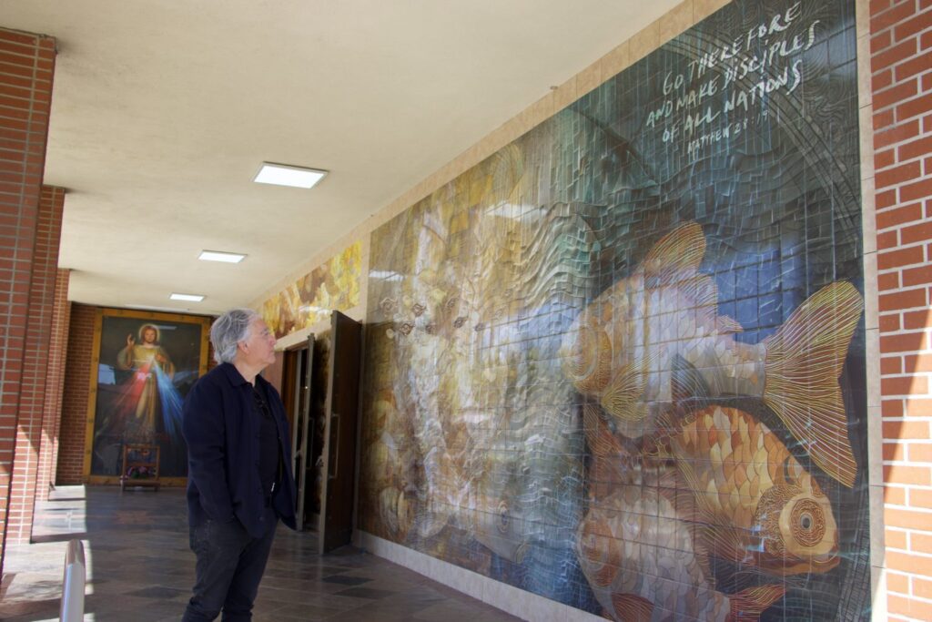 José García Moreno contempla el nuevo mural de azulejos que creó para la iglesia de la Sagrada Familia en Artesia, inspirado en el tema evangélico de los “pescadores de hombres”. (Kimmy Chacon)
