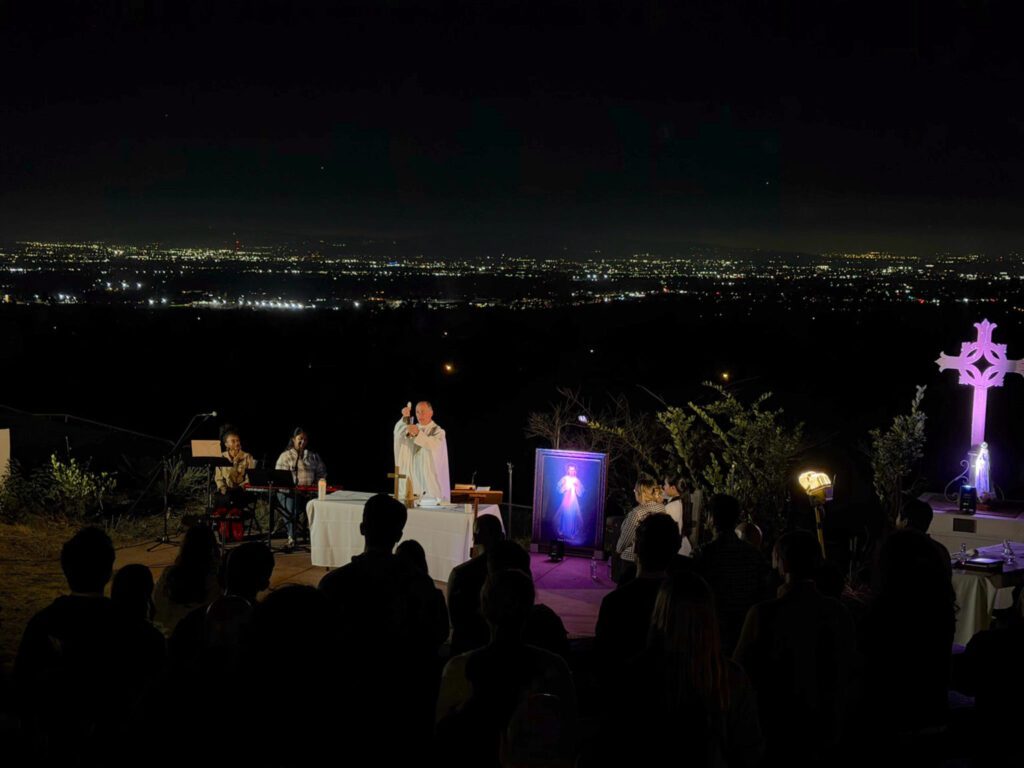 El padre John Hopkins, LC, celebra una misa nocturna el 12 de junio junto a unos 100 jóvenes católicos en el anfiteatro al aire libre del Centro de Retiros Mater Dolorosa. (Jessica Castillo/Parroquia San Felipe Apóstol).