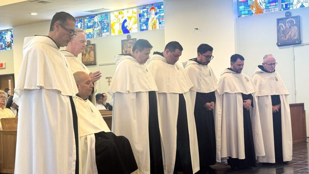 Los miembros de los Frailes de los Pobres Enfermos de Los Ángeles reciben una bendición durante la misa por el 25.º aniversario de la comunidad, celebrada el 13 de junio en la iglesia de Santa Eufrasia, en Granada Hills. (Foto de cortesía)