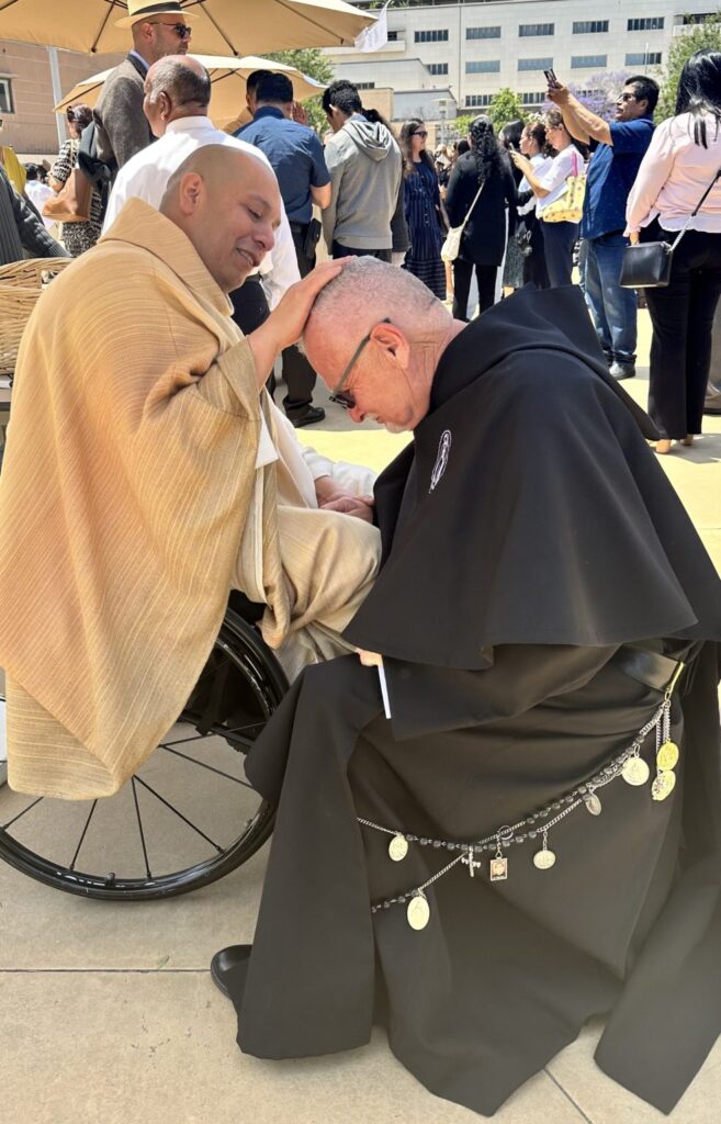El padre César Galán, a la izquierda, imparte su primera bendición al hermano Richard Hirbe tras su misa de ordenación sacerdotal en 2023. (Foto de cortesía)