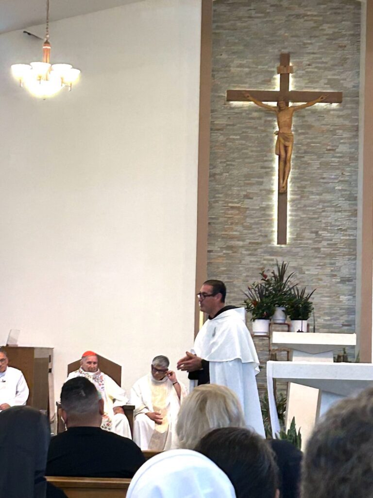El hermano Adam Becerra habla durante la misa por el 25.º aniversario de los Frailes de los Pobres Enfermos de Los Ángeles. (Foto de cortesía)