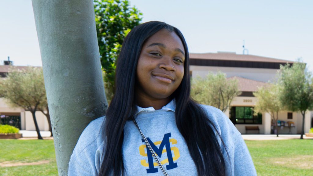 Miracle Tisdale, de 18 años, posa en la escuela secundaria Mary Star of the Sea, en San Pedro. (Evan Lirette)