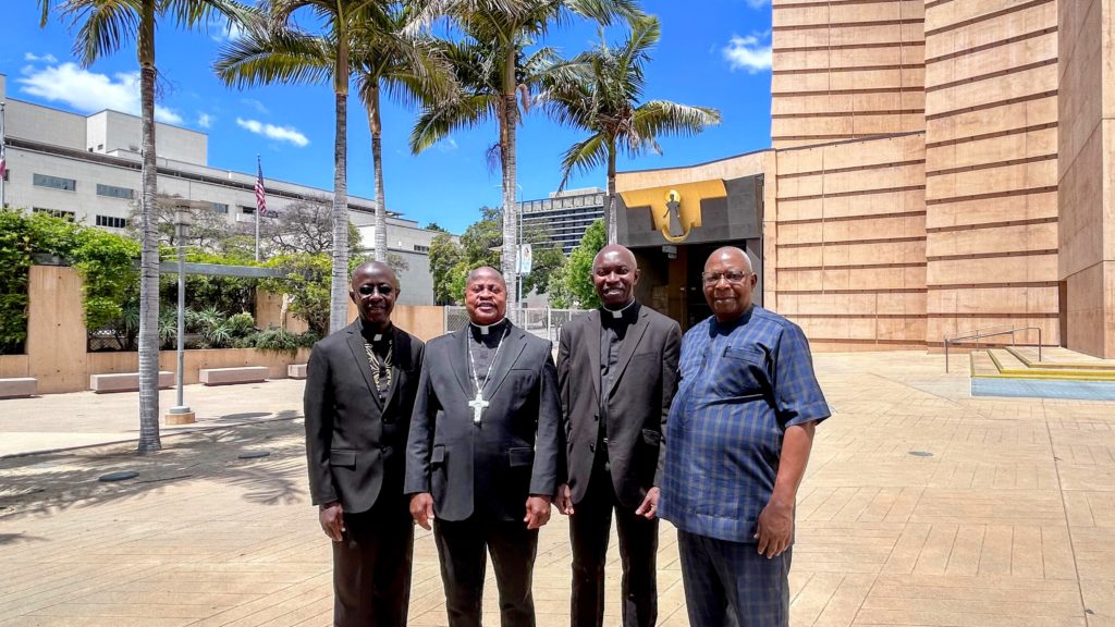 De izquierda a derecha: el padre Jude Umeobi, párroco saliente de la parroquia católica St. Eugene, en el sur de Los Ángeles; el cardenal Peter Ebere Okpaleke; el padre Lawrence Nwankwo, canciller de la diócesis de Ekwulobia; y el feligrés de St. Eugene Anthony Ikebudu, durante una visita a la Catedral de Nuestra Señora de los Ángeles el 29 de mayo de 2026. (Pablo Kay)
