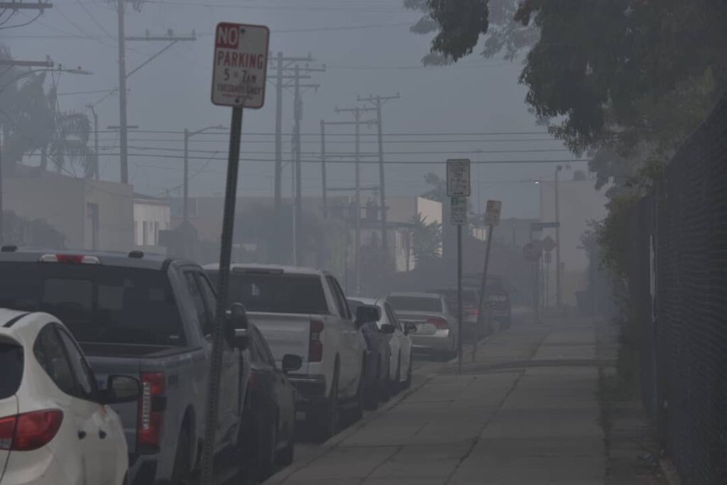 El humo del incendio del almacén en Boyle Heights cubre el vecindario que rodea la iglesia Nuestra Señora de la Victoria, en el este de Los Ángeles. (Padre Alexander Hernandez)