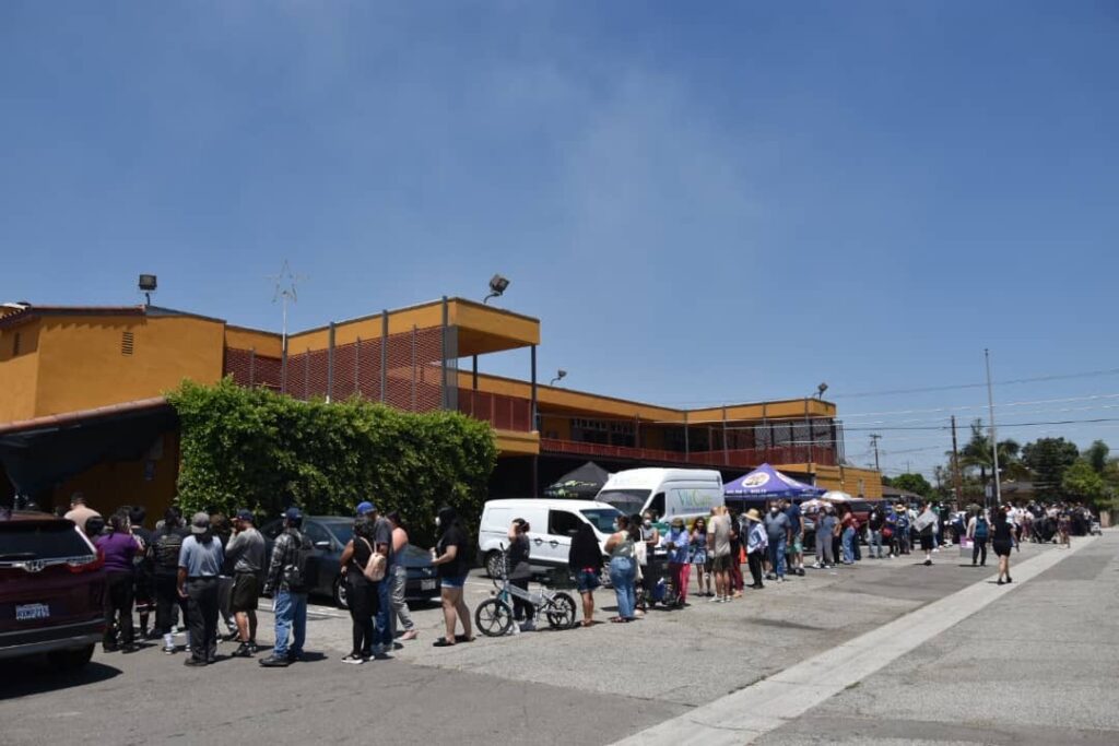 Voluntarios de Proyecto Pastoral, en Dolores Mission, preparan la entrega de purificadores de aire, alimentos y otros suministros durante el incendio del almacén en Boyle Heights. (Proyecto Pastoral)