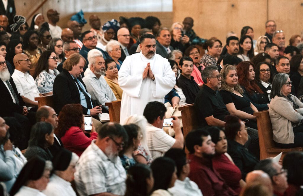Edgar Jimenez es llamado desde su asiento para acercarse al altar durante la misa de ordenación de diáconos celebrada el 6 de junio en la Catedral de Nuestra Señora de los Ángeles. (Peter Lobato)