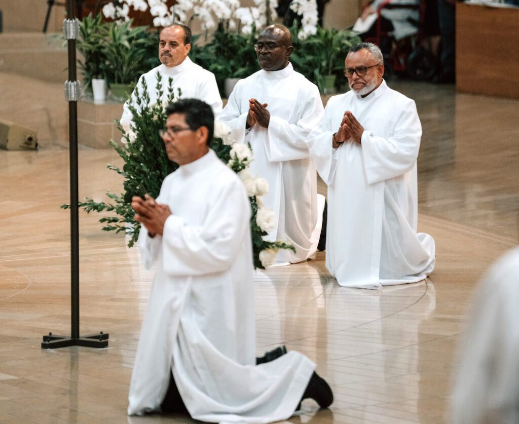 Los futuros diáconos permanentes se arrodillan ante el altar antes del rito de postración durante la misa de ordenación celebrada el 6 de junio en la Catedral de Nuestra Señora de los Ángeles. (Peter Lobato)